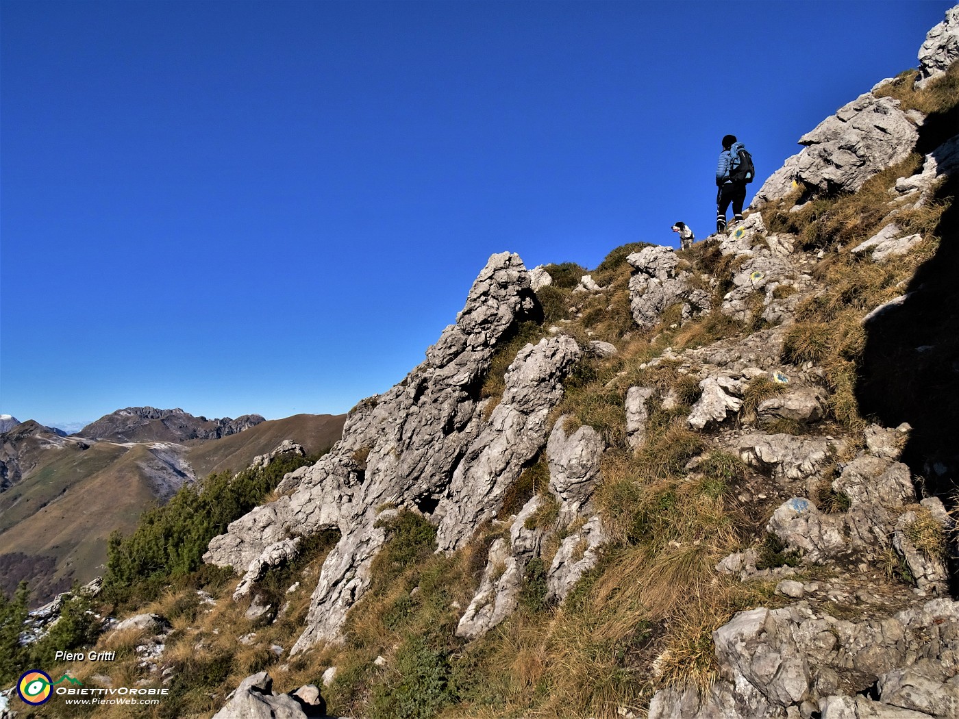 46 In ripida salita lo strappo finale panoramico per cima Venturosa.JPG